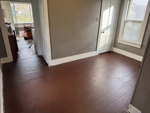 1061 Raymond St in Akron, OH - Foto de edificio - Building Photo