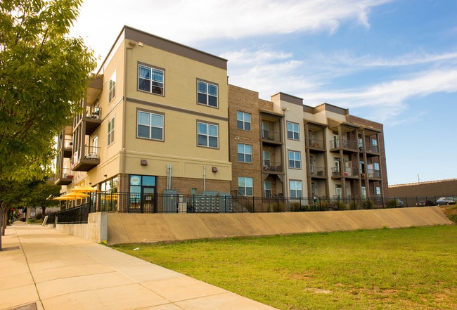 District Lofts in Tuscaloosa, AL - Foto de edificio - Building Photo
