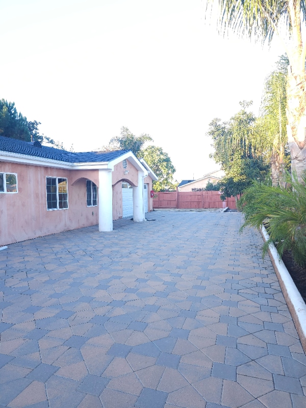 2811 N Wilmington Ave in Compton, CA - Building Photo - Building Photo