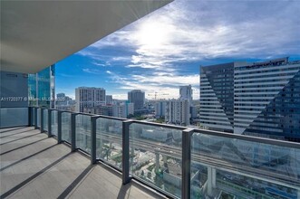 88 SW 7th St, Unit 1110 in Miami, FL - Building Photo - Building Photo