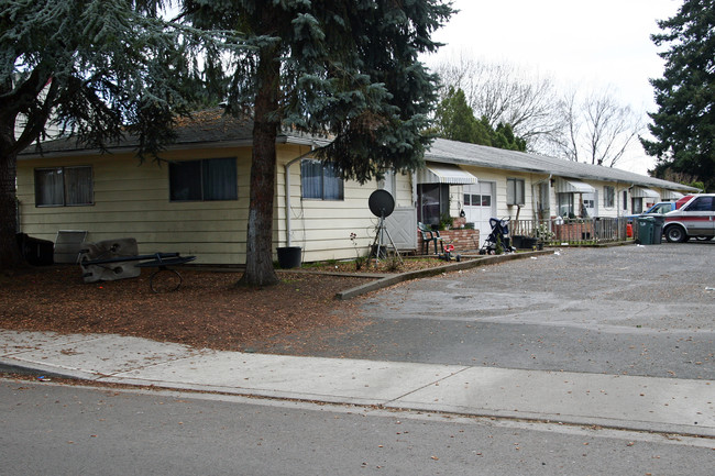 1412 SE Oak St in Hillsboro, OR - Foto de edificio - Building Photo