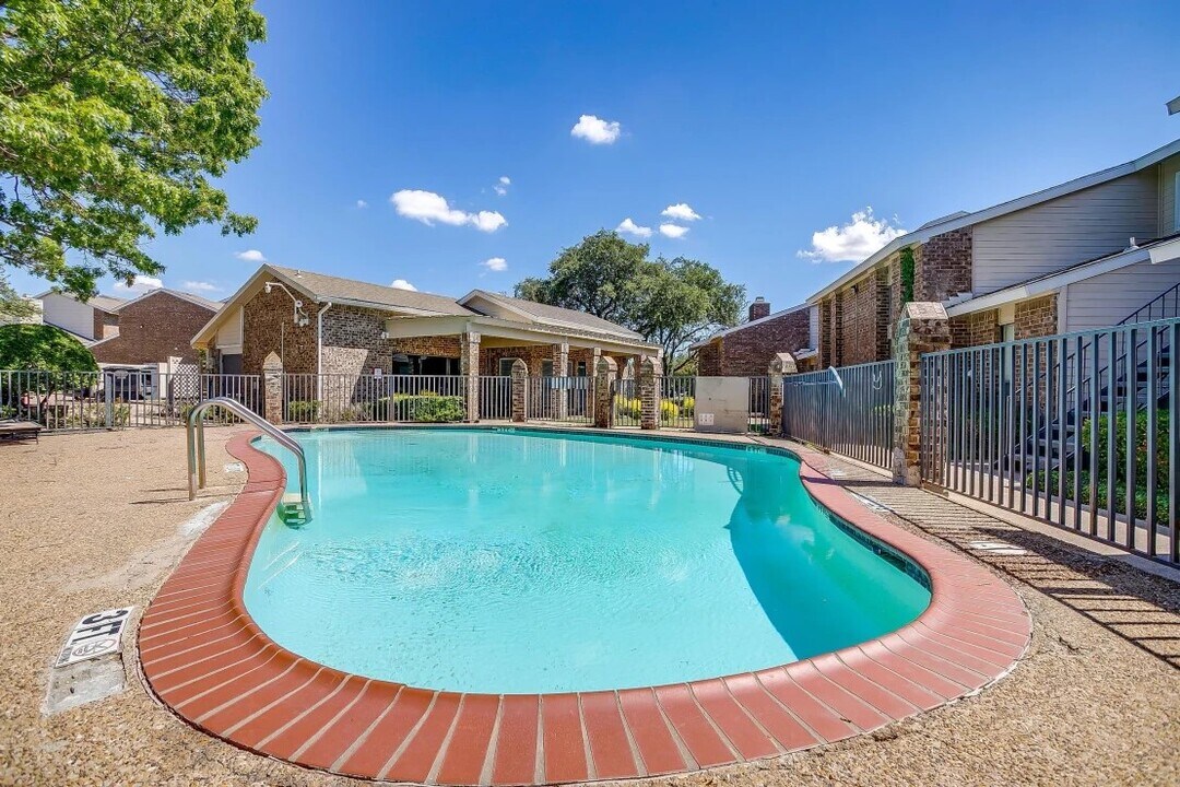 1000 River Bend Dr in Lancaster, TX - Foto de edificio