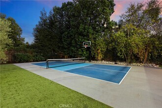 5946 Woodlake Ave in Los Angeles, CA - Foto de edificio - Building Photo