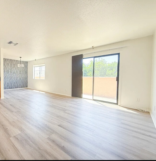 14746 Delano St in Van Nuys, CA - Building Photo - Building Photo