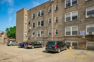 3727 N Pine Grove Ave in Chicago, IL - Building Photo - Building Photo