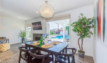 405 N Peach Knoll in Anaheim, CA - Foto de edificio - Building Photo