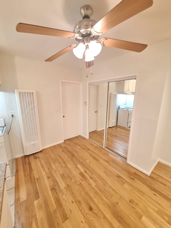 4660 Kester Ave in Los Angeles, CA - Foto de edificio - Building Photo