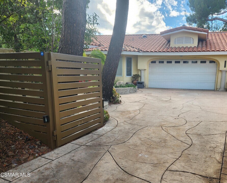 2084 Hillsbury Rd in Westlake Village, CA - Building Photo
