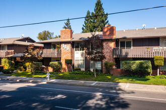 100 E Middlefield Rd in Mountain View, CA - Building Photo - Building Photo