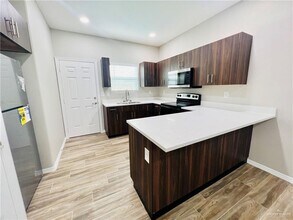 4213 La Vista Ave-Unit -2 in McAllen, TX - Building Photo - Building Photo
