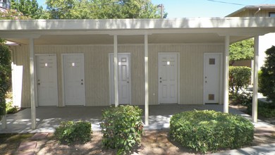 11 Units:  424-432 Sycamore Ave in Modesto, CA - Building Photo - Building Photo