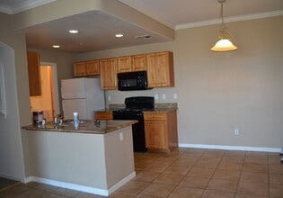 1360 Shady Ln, Unit 300 in Turlock, CA - Foto de edificio - Building Photo