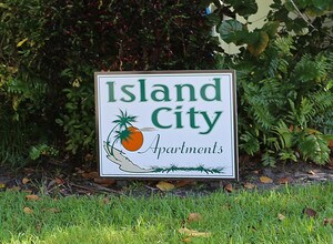 Island City Apartments in Oakland Park, FL - Building Photo - Building Photo