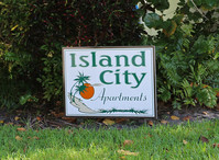 Island City Apartments in Oakland Park, FL - Foto de edificio - Building Photo