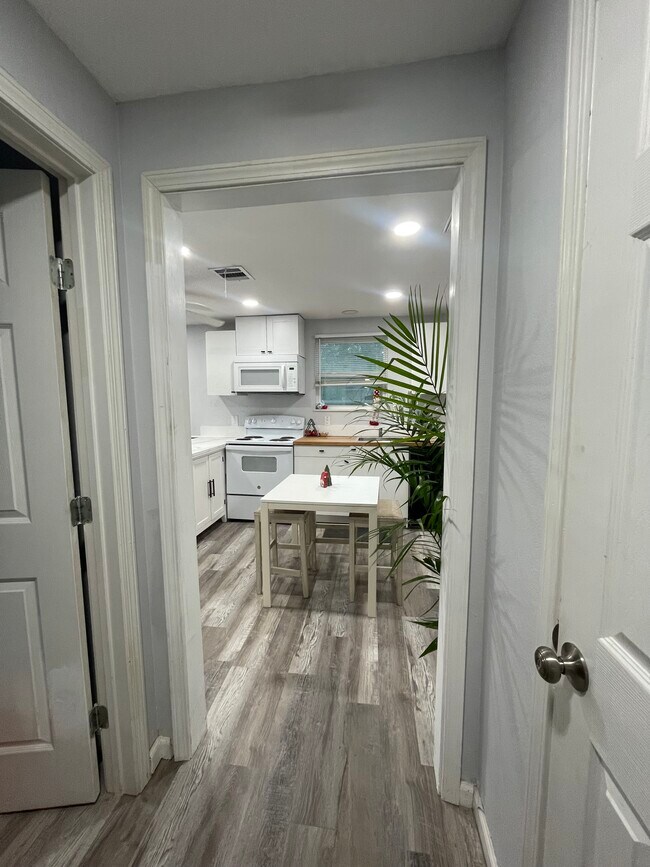 208 E Magnolia St, Unit Suite A in Friendswood, TX - Building Photo - Building Photo