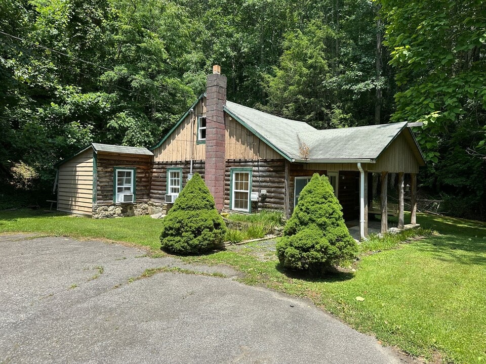 150 Smith St in Elk Park, NC - Foto de edificio