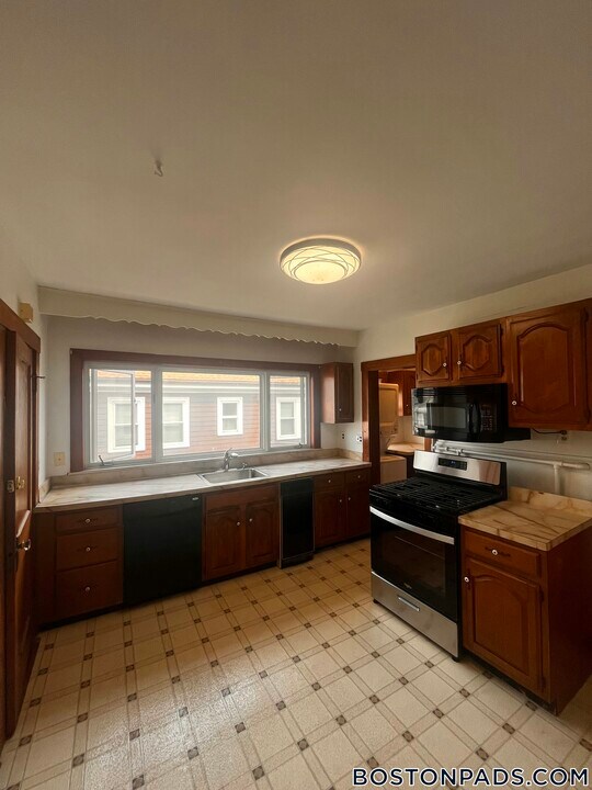 468-470 Gallivan Boulevard in Boston, MA - Building Photo