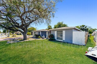 10005 Regency Park Blvd in Port Richey, FL - Building Photo - Building Photo