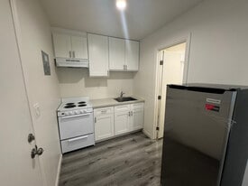 Haskell Apartments in Van Nuys, CA - Building Photo