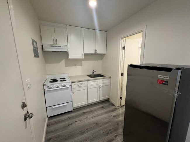 Haskell Apartments in Van Nuys, CA - Foto de edificio - Building Photo