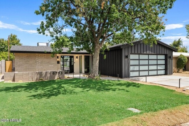 6733 N 14th St in Phoenix, AZ - Foto de edificio - Building Photo