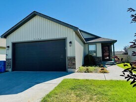 3142 Quaky Aspen Dr in Iona, ID - Building Photo