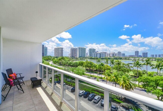 3625 N Country Club Dr in Aventura, FL - Building Photo - Building Photo