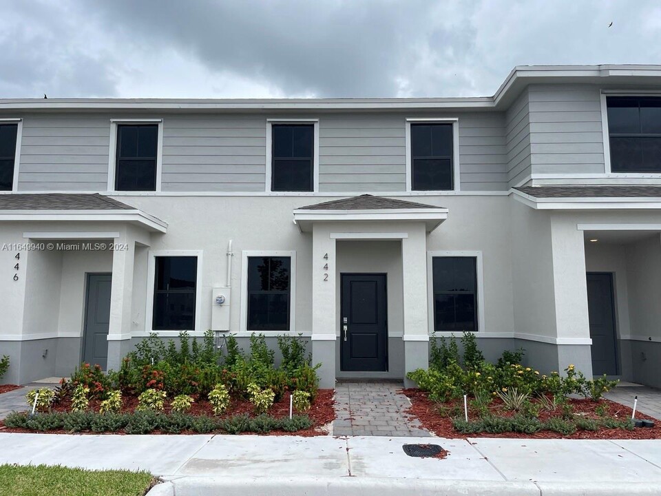 442 NE 13th St in Florida City, FL - Building Photo