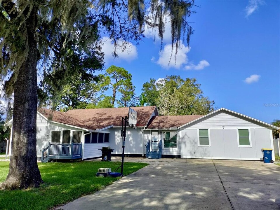 100 S Stone St in Bunnell, FL - Building Photo