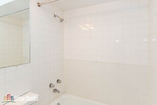 541 W Roscoe St, Unit M06B in Chicago, IL - Building Photo - Building Photo