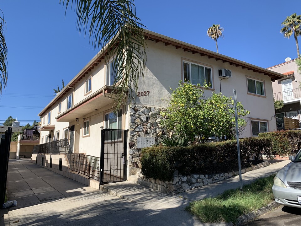 2027 N Vista Del Mar Ave in Los Angeles, CA - Foto de edificio