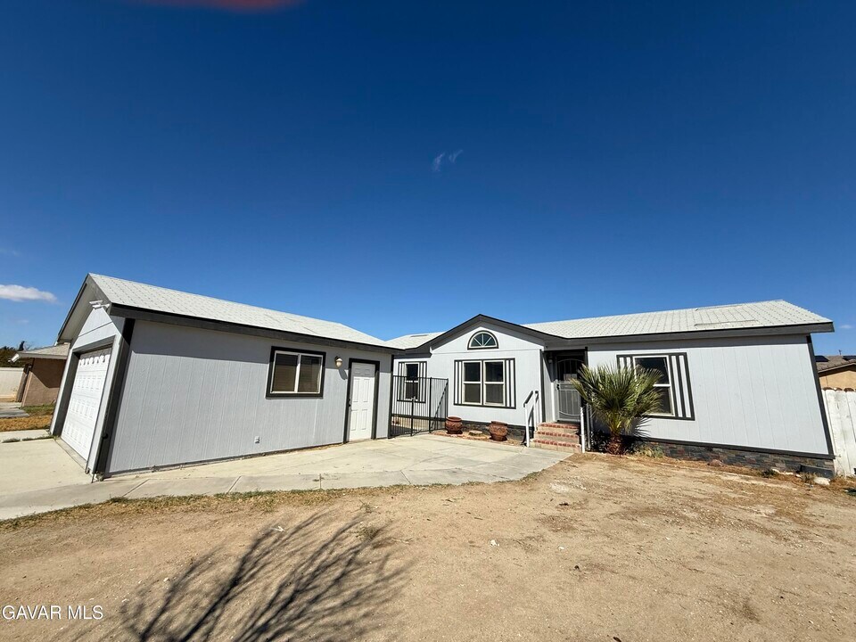 1365 Richfield Ave in Rosamond, CA - Building Photo