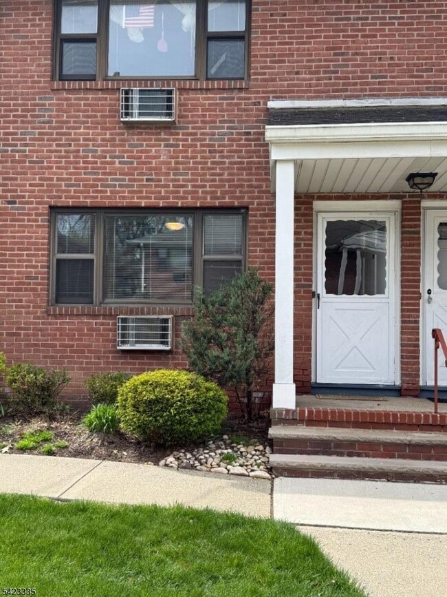 10 Colonial Dr in Little Falls, NJ - Building Photo - Building Photo