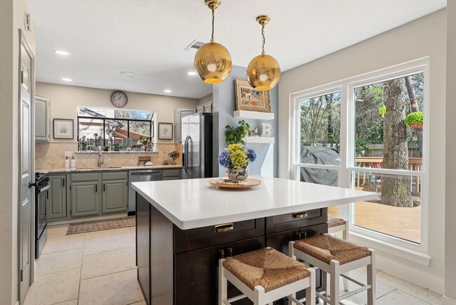 property at 115 E Pathfinders Cir