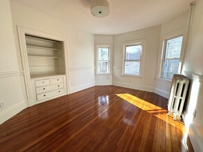 11 E Milton Rd, Unit 2 in Brookline, MA - Building Photo - Building Photo