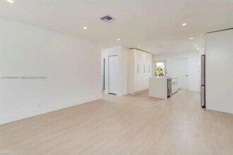 1421 NE 30th Ct in Oakland Park, FL - Building Photo - Building Photo