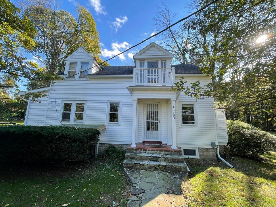 13488 Monterey Ln in Blue Ridge Summit, PA - Building Photo