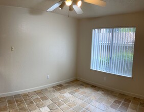 4002 Elmo Loop in Modesto, CA - Foto de edificio - Building Photo