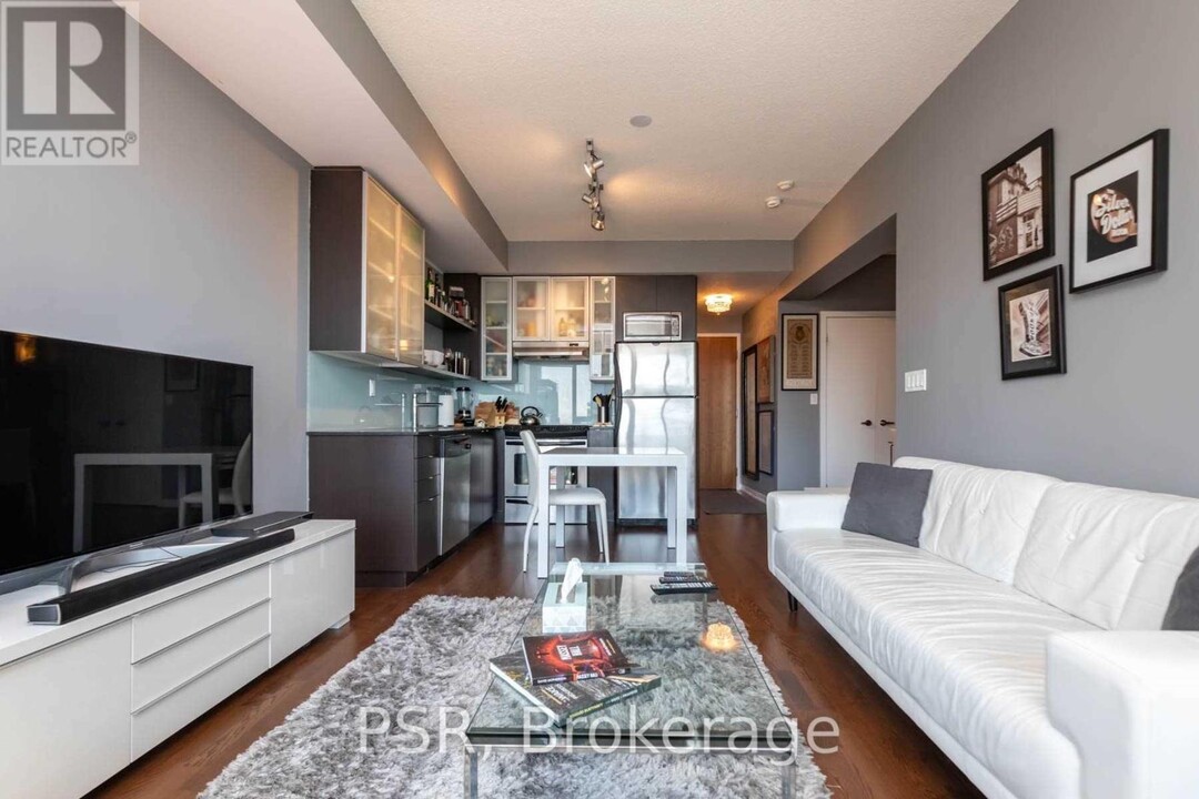 33-2233 Lombard St in Toronto, ON - Building Photo