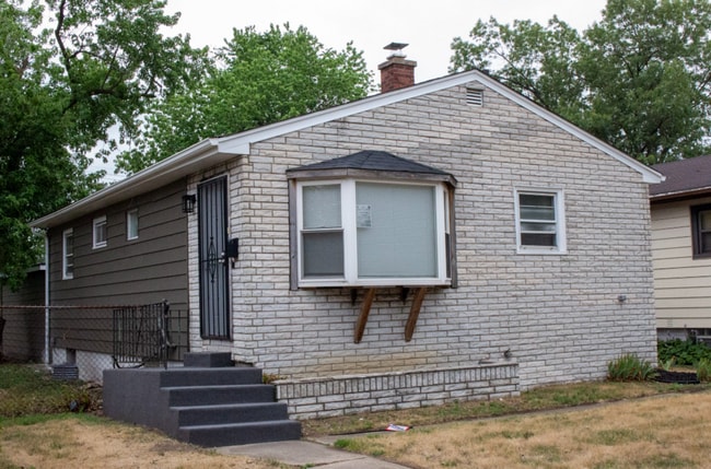 property at 2019 W Taft St