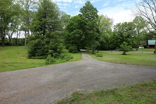 2137 W Co Rd 400 N in Frankfort, IN - Foto de edificio - Building Photo