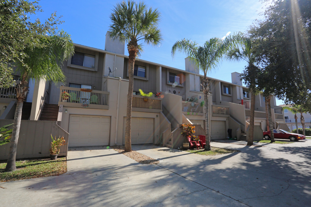 Beach Place Townhomes in Indian Rocks Beach, FL - Foto de edificio