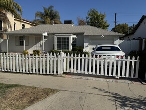 4950 Chimineas Ave in Tarzana, CA - Foto de edificio - Building Photo