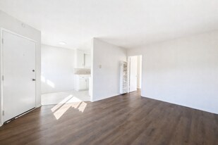 2028 Wallace Ave in Costa Mesa, CA - Building Photo