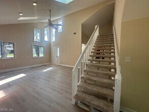 2465 Entrada Dr in Virginia Beach, VA - Foto de edificio - Building Photo