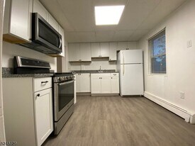2 Holloway Pl in Morris Plains, NJ - Building Photo