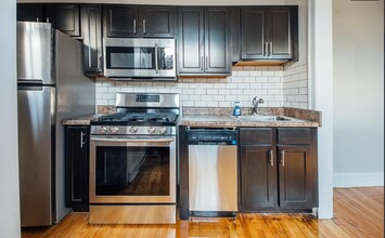 2348 W Addison St, Unit D3 in Chicago, IL - Building Photo - Building Photo