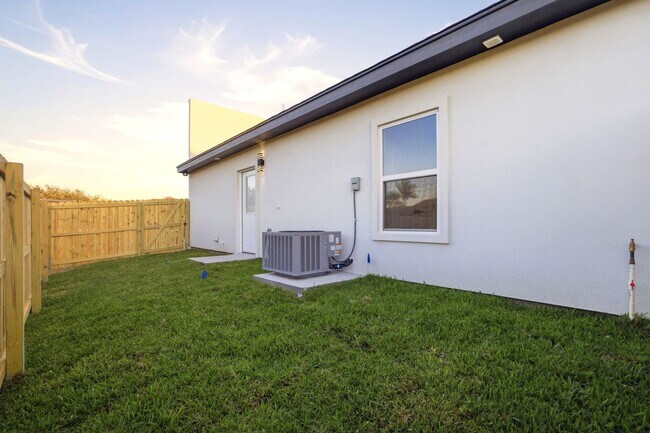 1600 Clinton St in Harlingen, TX - Building Photo - Building Photo