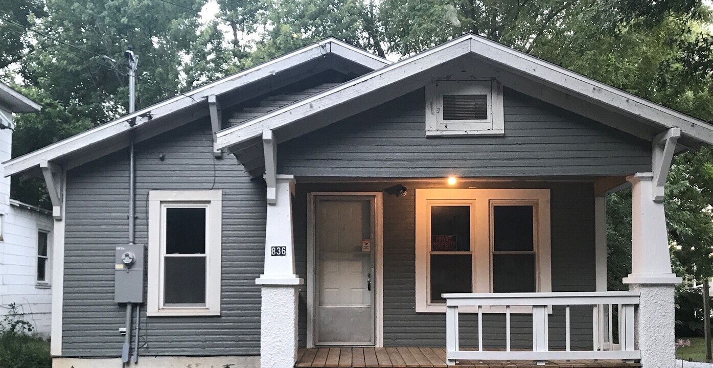 836 S Douglas Ave in Springfield, MO - Building Photo