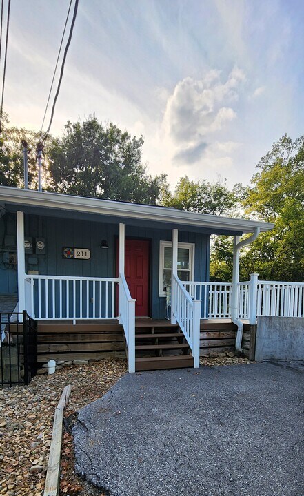 211 One Way St in Sevierville, TN - Foto de edificio